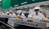 Foxconn-medewerkers in de Chinese stad Shenzhen. Sinds 2008 leidde Apple ruim 28 miljoen Chinese fabrieksarbeiders op.  