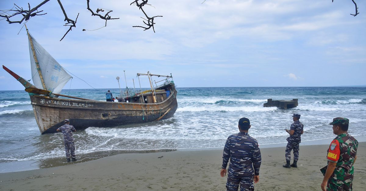 Rohingya terdampar di Indonesia, PBB mengatakan kapal lain ‘mungkin’ tenggelam