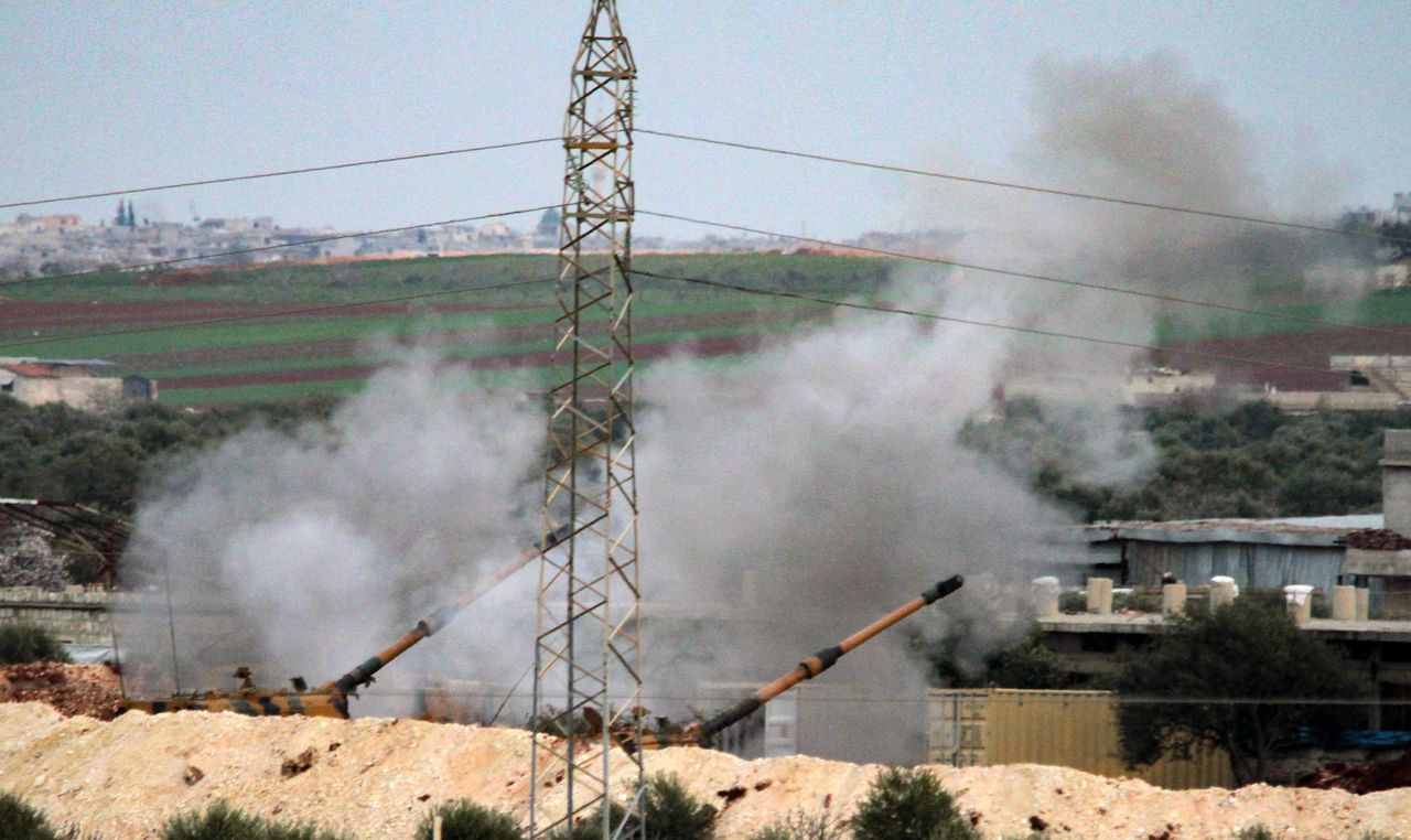 Turkse artillerie vuurt in de richting van de door het Syrische regime gecontroleerde plaats Saraqib in Idlib.