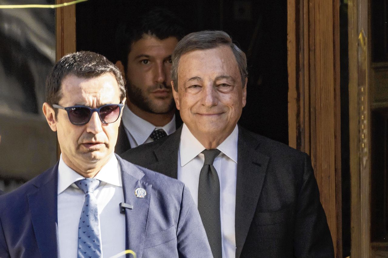 De Italiaanse premier Mario Draghi (rechts) dinsdag bij zijn woning in Rome.