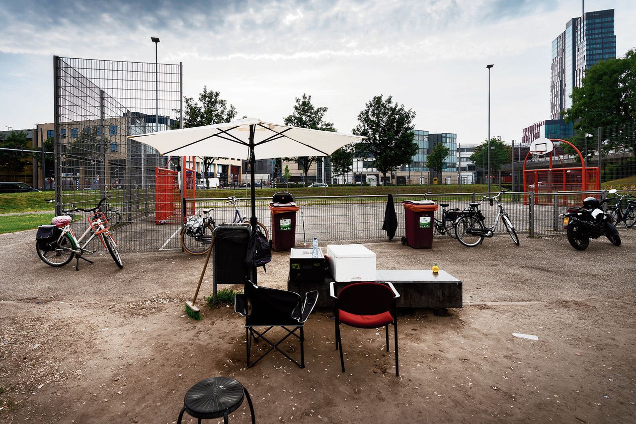 Het basketbalveldje naast station Almere Centrum staat bekend als een plek waar veel gedeald wordt.