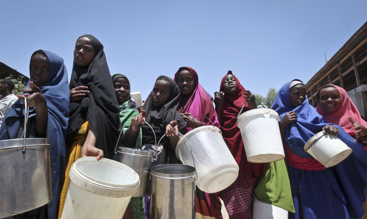 Somalische vrouwen die in de rij staan voor voedselgiften in Mogadishu, de Somalische hoofdstad.