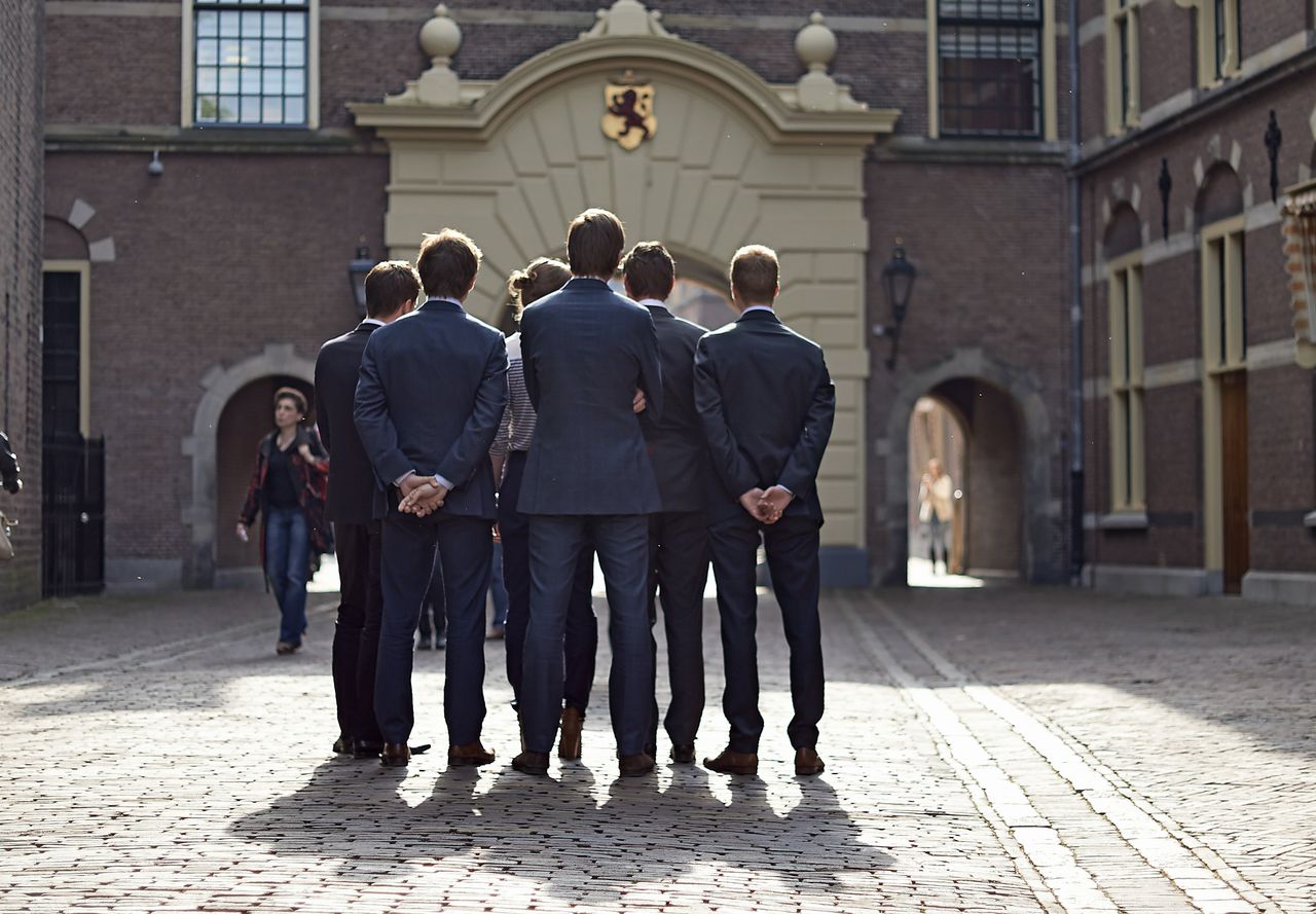 Voetgangers op het Binnenhof in Den Haag.