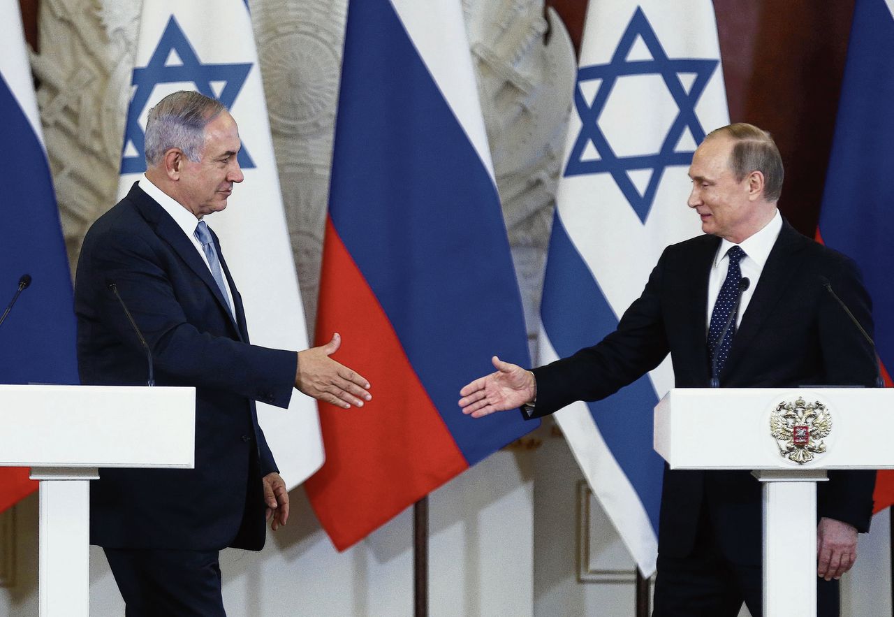 De Israëlische premier Netanyahu en de Russische president Poetin in Moskou, 2016. Netanyahu met de Hongaarse premier Orbán in juli 2018.