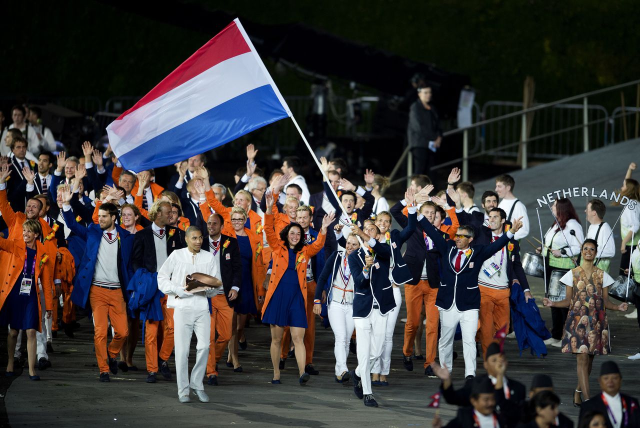 Windsurfer Dorian van Rijsselberghe draagt de Nederlandse vlag tijdens de openingsceremonie van de 30e zomereditie van de Olympische Spelen 2012 in Londen.