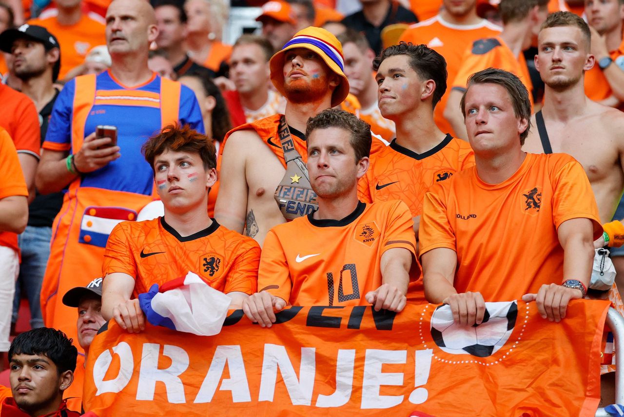 Supporters tussen hoop en vrees tijdens de achtste finale op het EK tussen Nederland en Tsjechië (0-2)