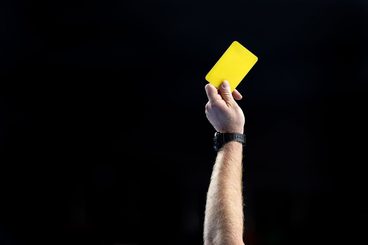 Een gele kaart die 13.000 euro oplevert, dat kan ‘spotfixing’ zijn. Maar het is lastig te bewijzen 