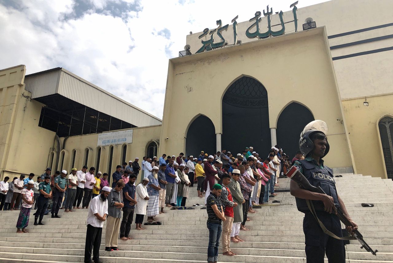 In de Bengaalse hoofdstad Dhaka werd de nationale moskee vrijdag tijdens het gebed bewaakt.