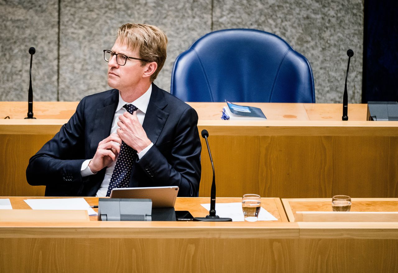 Minister Sander Dekker voor Rechtsbescherming (VVD) tijdens het Kamerdebat over de gemaakte fouten bij het onderzoek naar afstand en adoptie in Nederland, daags voor het zomerreces.
