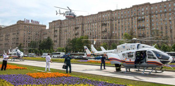 Helikopters brengen slachtoffers van het metro-ongeluk in Moskou naar het ziekenhuis.