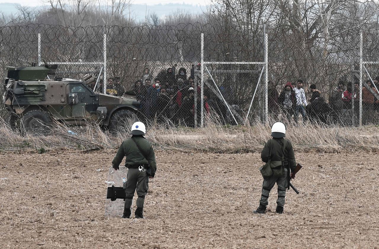 Griekse grensbewakers houden migranten tegen bij de Griek-Turkse grens.