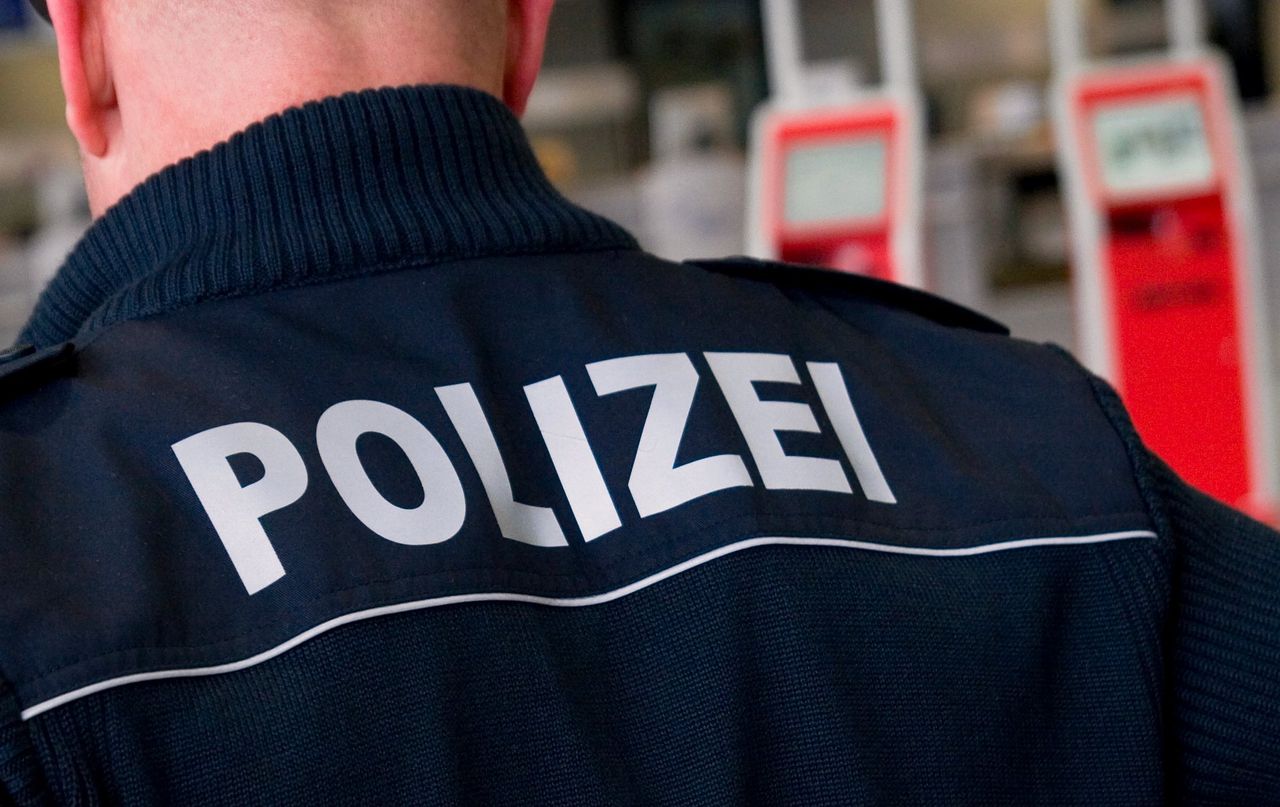 De Duitse douane hield in juni een Nederlandse vrouw aan met grote hoeveelheden harddrugs crystal meth en ecstasy in haar auto.