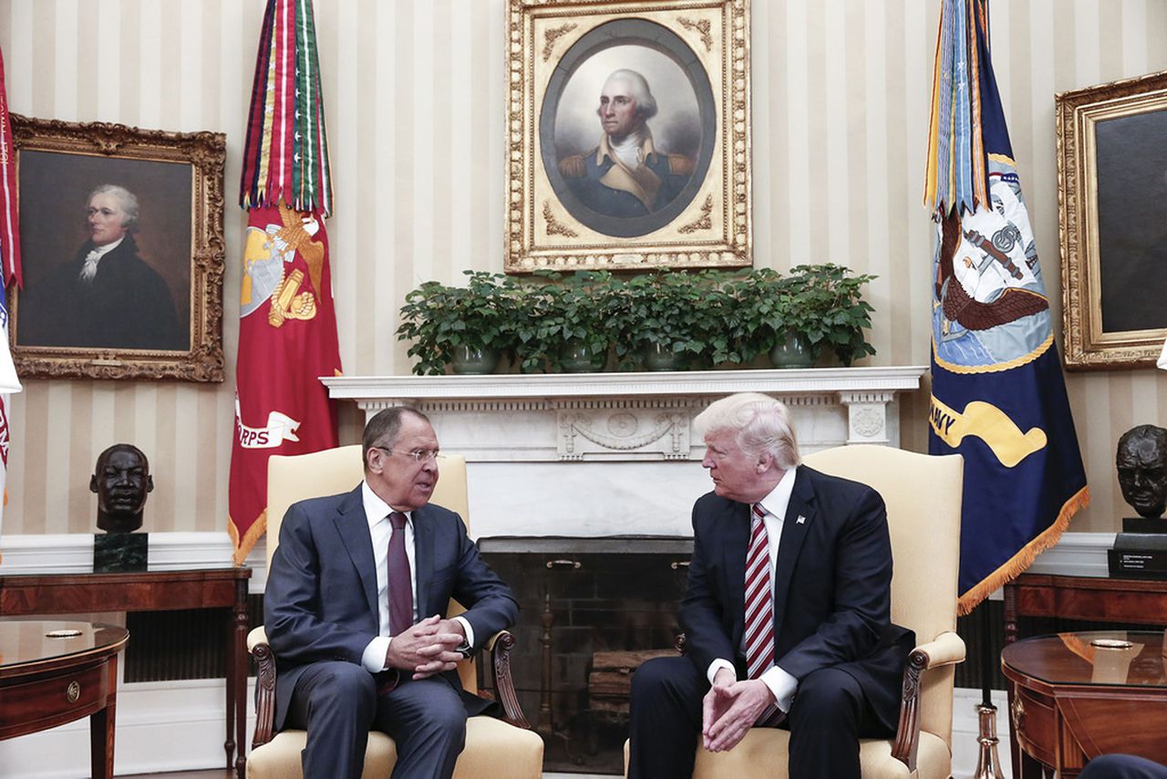 Sergej Lavrov en Donald Trump in het Witte Huis.