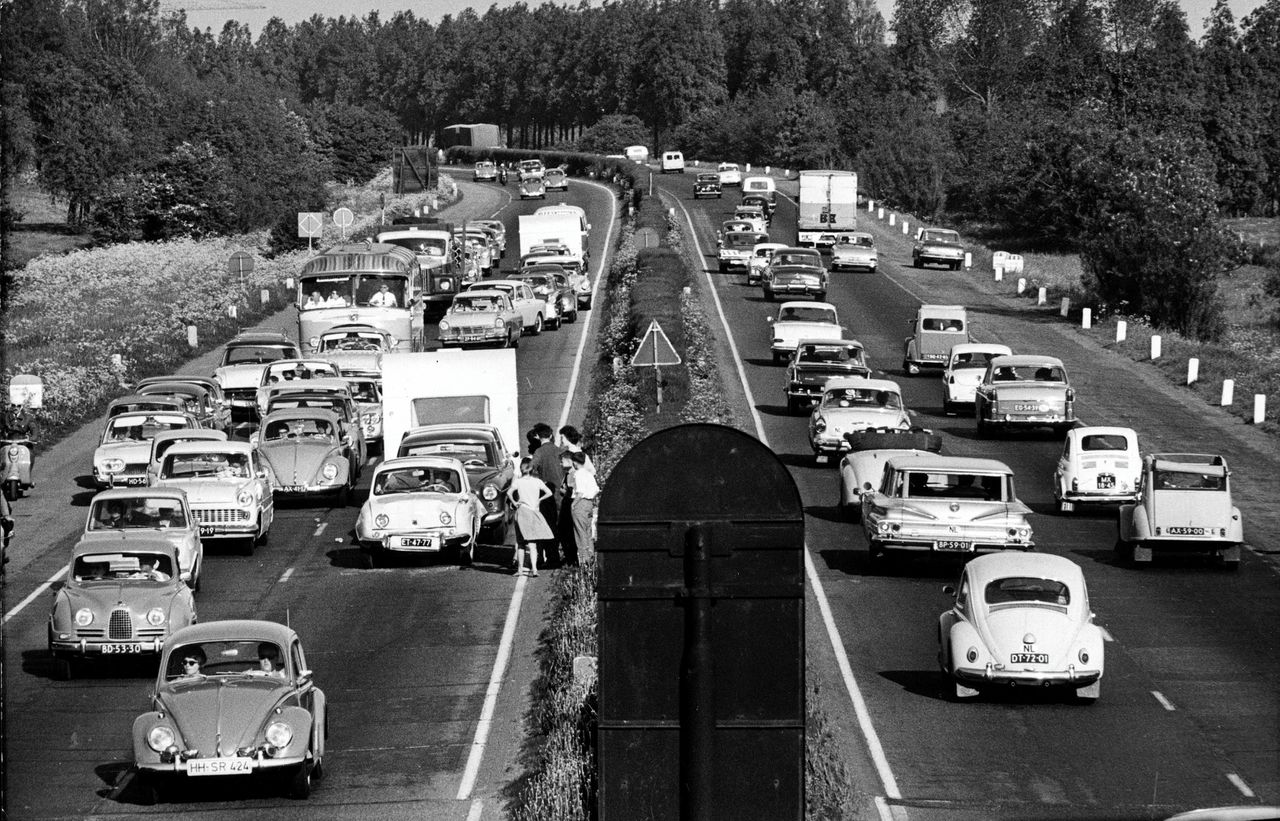 Een file op de vrijdag voor Pinksteren in 1963 bij het toenmalige verkeersplein Oudenrijn nabij Utrecht.