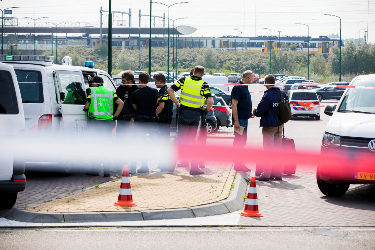 Politie onderzoekt de parkeerplaats bij station Breukelen waar Jaïr Wessels op 7 juli 2017 werd geliquideerd. Tony de G. bestuurde de auto van waaruit de schoten werden gelost.