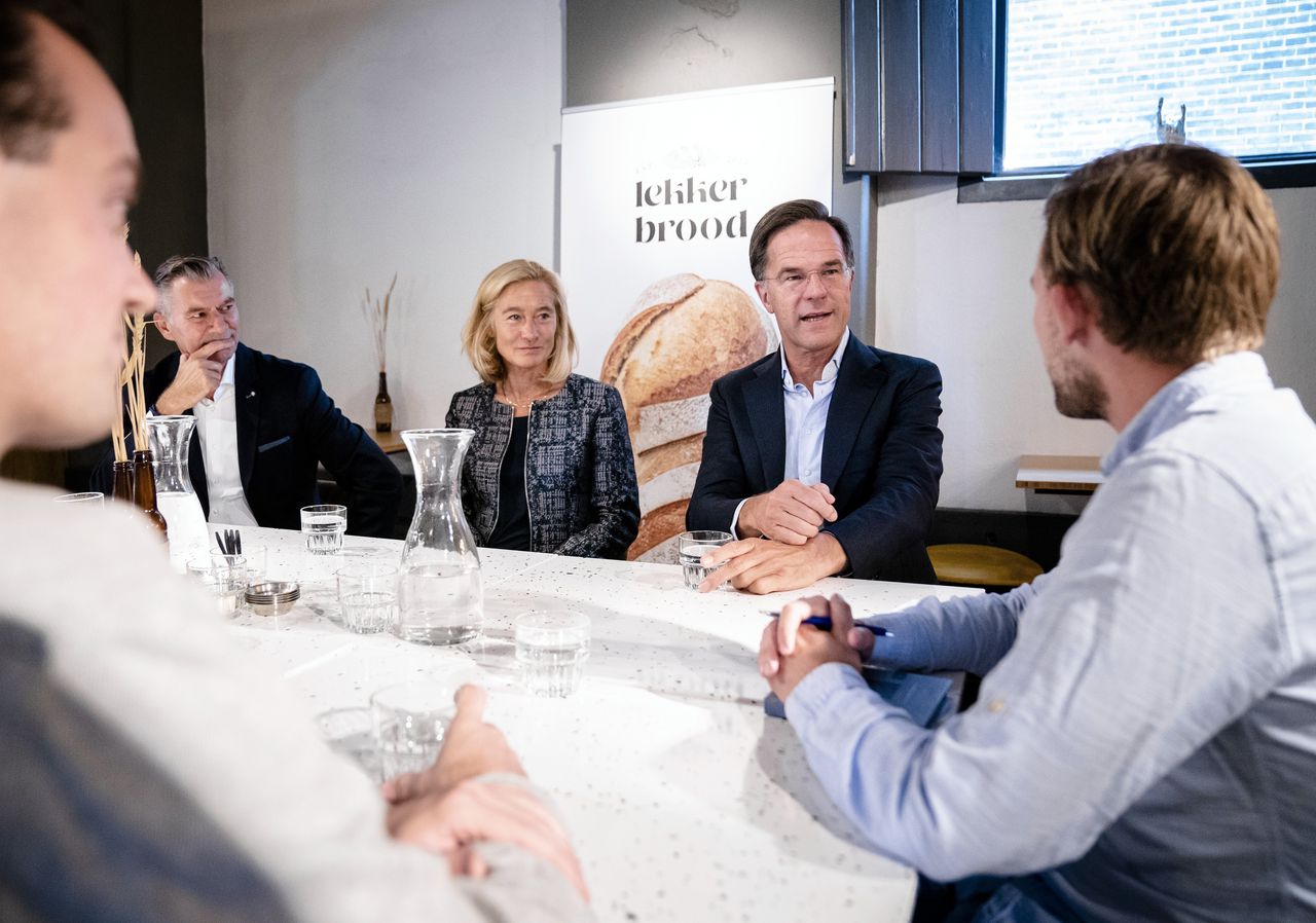 Minister-president Mark Rutte en minister Micky Adriaansens (Economische Zaken en Klimaat) bezoeken de bakkerij Lekker Brood. Veel bakkers zijn gedwongen hun productprijzen te verhogen vanwege oplopende grondstof- en energieprijzen.