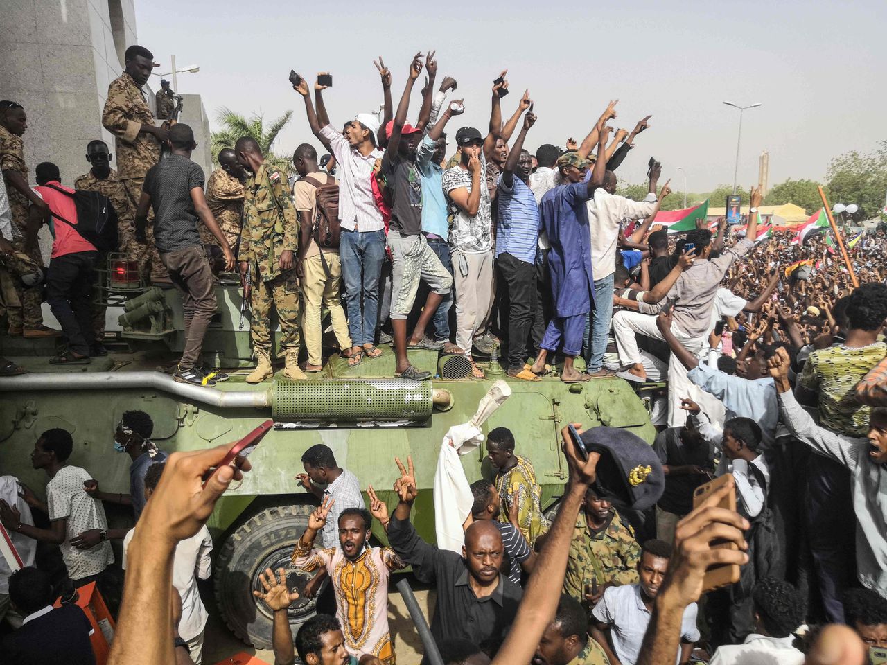 Legervoertuigen in de straten van de Soedanese hoofdstad Khartoum, waar tienduizenden demonstranten de straat op gingen.