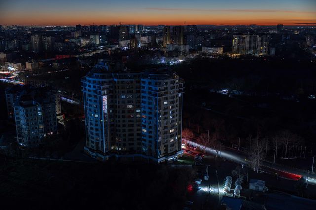 Deze foto toont een algemeen beeld van de zuidelijke stad Odesa, waar sommige wijken op 13 december 2025 zonder stroom zitten na Russische raket- en droneaanvallen op de Oekraïense energie-infrastructuur.