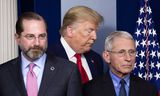 President Trump op een persconferentie eind februari met corona-deskundigen Alex Azar (links) en Anthony Fauci.