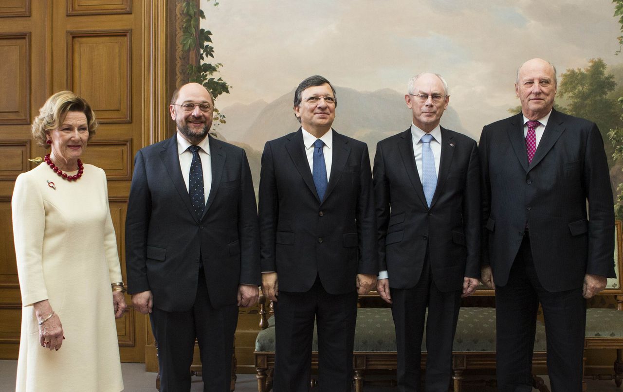 De voorzitters van de Europese Raad (Van Rompuy, tweede van rechts), het Europese parlement (Martin Schulz, tweede van links) en de Europese Commissie (Barroso, midden) poseren met de Noorse koningin Sonja (links) en koning Harald (rechts), voor aanvang van de uitreiking.