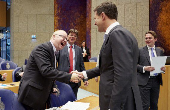 Een onderonsje tussen premier Rutte en Roland van Vliet vorig jaar voorafgaand aan het Verantwoordingsdebat in de Tweede Kamer.