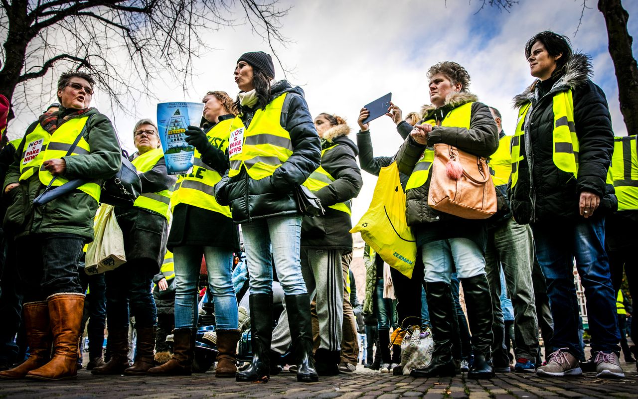 Betogers in gele hesjes voeren actie in Den Haag. In navolging van het protest in Frankrijk en België zijn ook in Nederland op meerdere plaatsen betogers in felgele hesjes de straat opgegaan om te demonstreren tegen een regering die zich volgens hen onvoldoende bekommert om hun situatie.