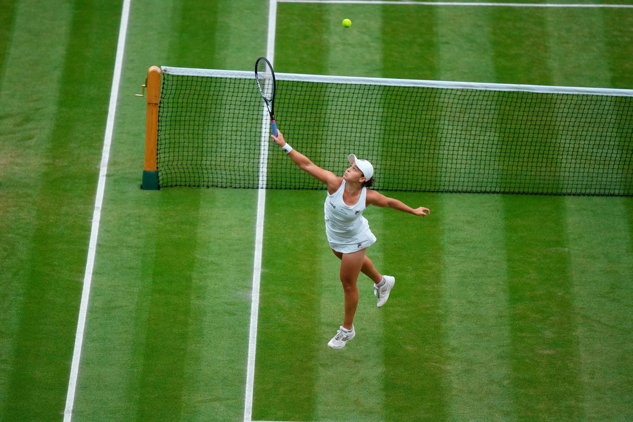 Ashleigh Barty retourneert een bal van Karolina Pliskova in de Wimbledon-finale.