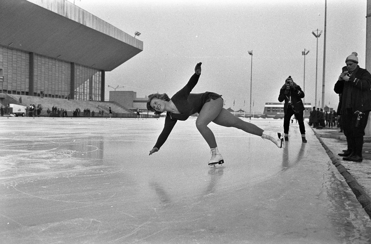 Sjoukje Dijkstra probeert het ijs in het Olympisch Stadion in Innsbrück