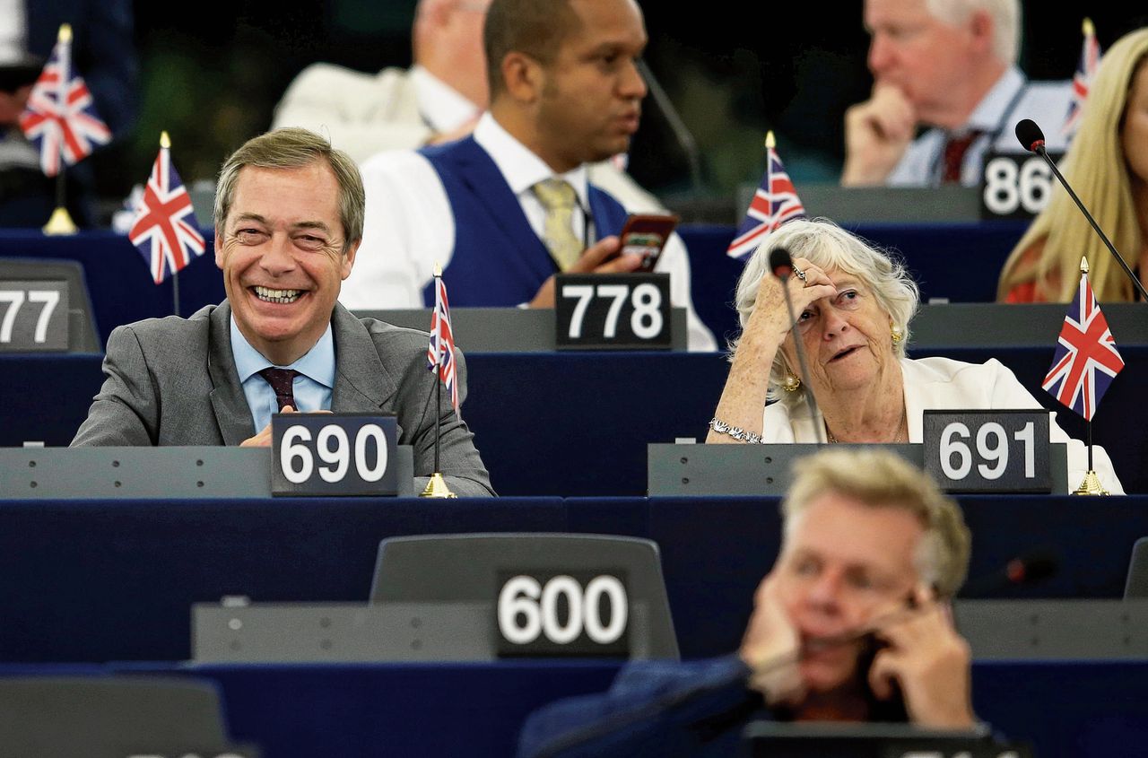 Leider Nigel Farage van de Brexit Party begin deze maand bij een debat in het Europees Parlement, op de onderste foto naast partijlid Ann Widdecombe, ooit staatssecretaris voor de Conservatieve Partij.