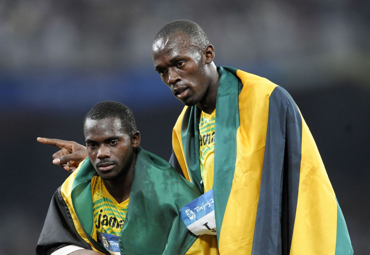 Usain Bolt (r) en Nesta Carter (l) na hun overwinning op de 4x100 meter in 2008.