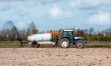 Un contadino di Texel sparge fertilizzante.