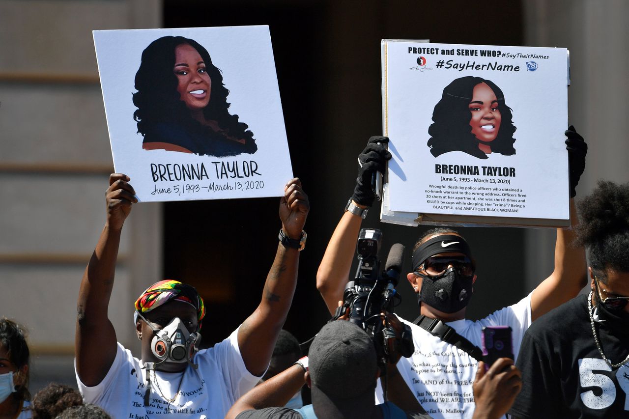 Demonstranten tegen politiegeweld en racisme in de VS houden een bord omhoog met de beeltenis van Breonna Taylor.