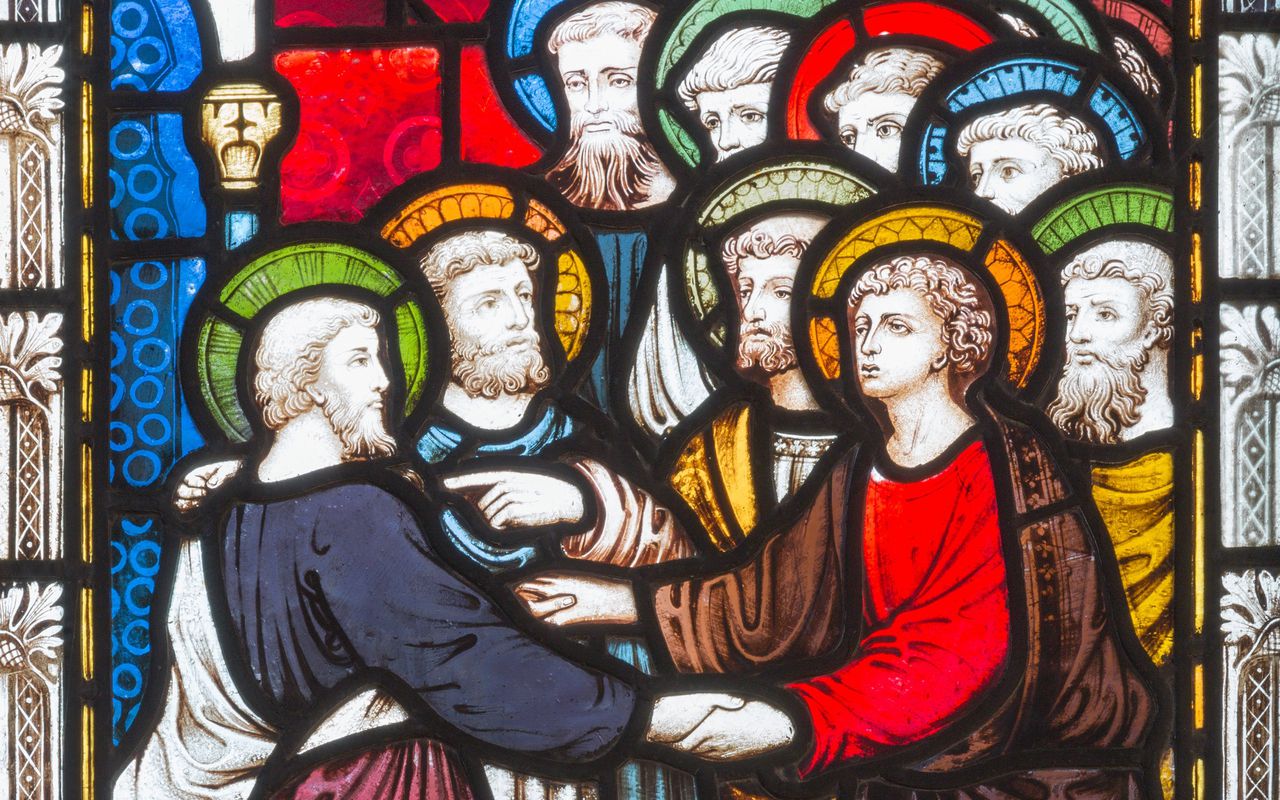 Paulus temidden van de apostelen, glas-in-loodraam in St Mary Abbot’s Church in Kensington High Street, Londen