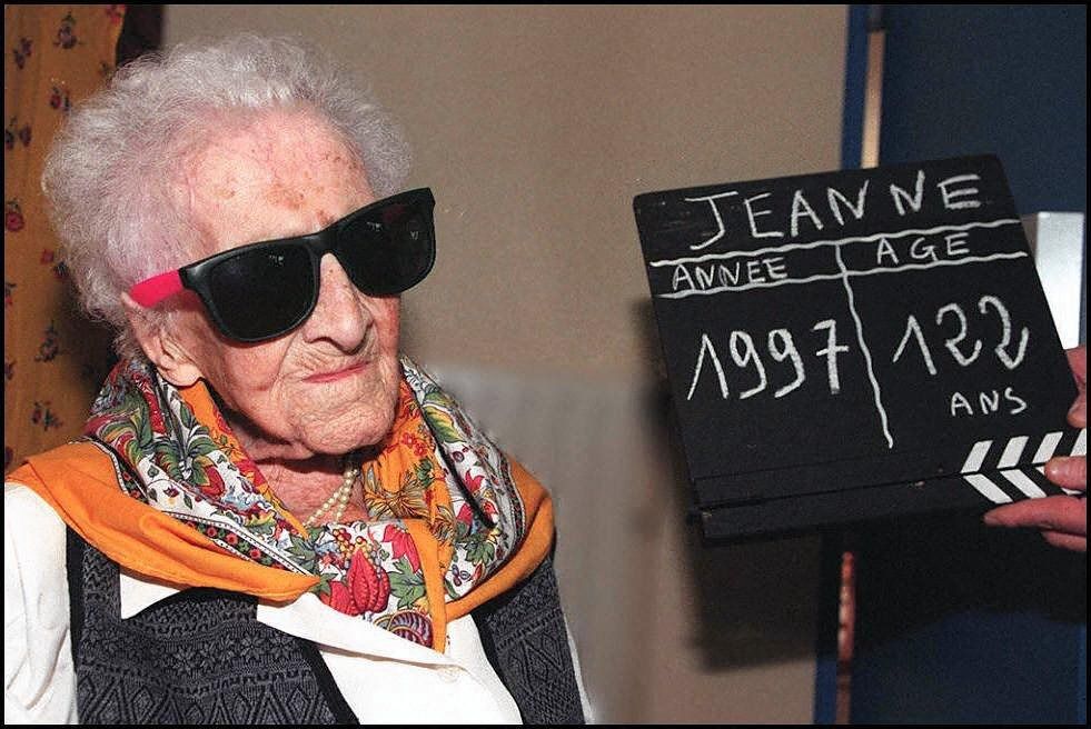 Jeanne Calment poseerde in 1997 als oudste vrouw ter wereld op 20 februari in Arles, Zuid-Frankrijk, een dag voor haar 122ste verjaardagFoto Georges Gorbet/AFP
