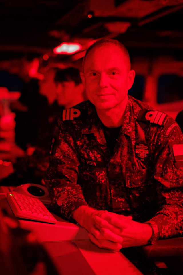 Sjors ter Veen, kapitein-luitenant op de brug van Zr.Ms. Van Amstel.