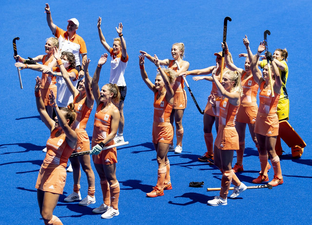 De speelsters van Nederland vieren de 5-1 overwinning na afloop van de halve finale tegen Groot-Brittannië op het olympisch hockeytoernooi.
