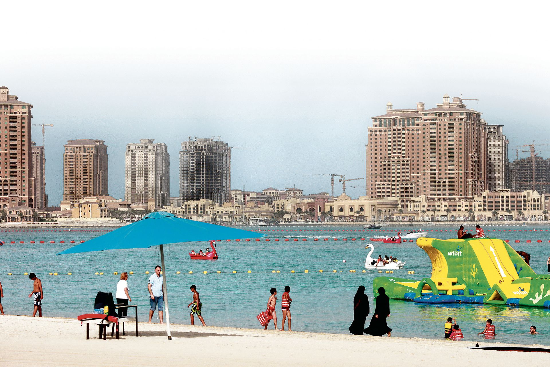 Доха море. Доха пляжи. Katara Beach Doha. Туристы в Дохе.