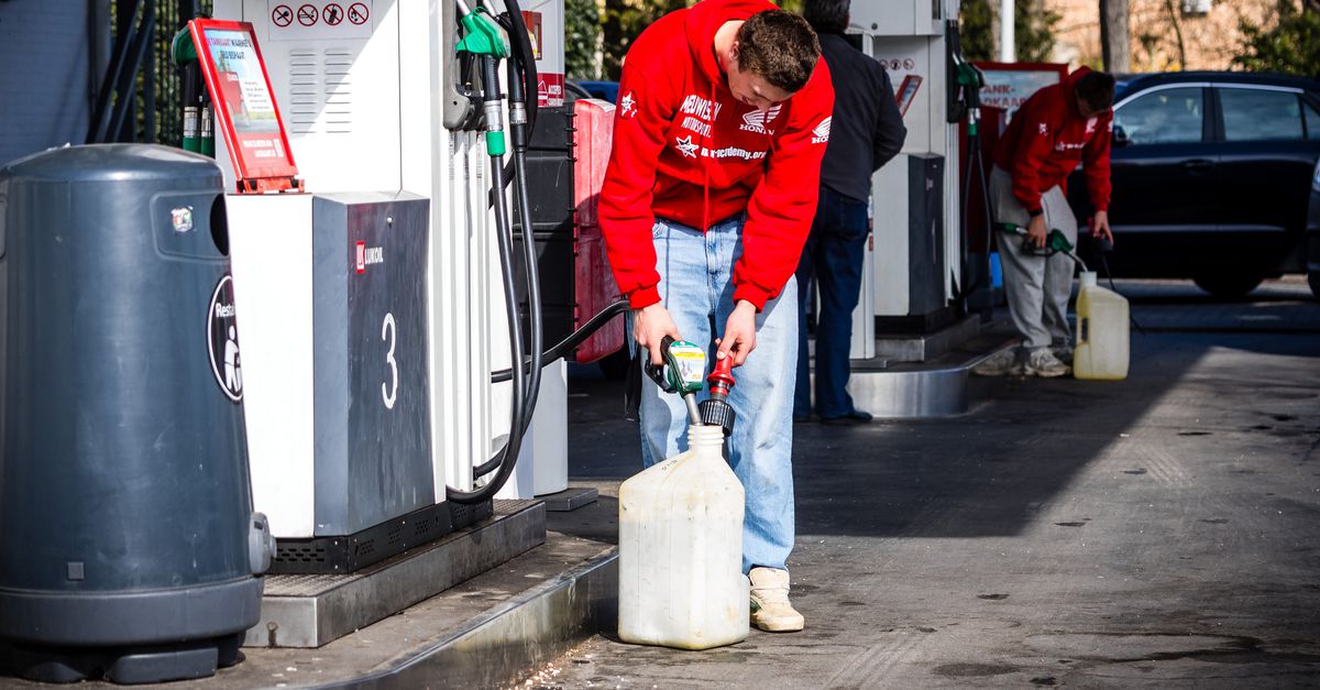 Nederland maakt zelf geen diesel, dus is het nu veel duurder. Het kabinet ‘monitort’