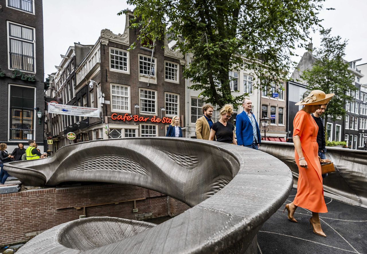 Koningin Maxima opende op 15 juli de 3D-geprinte brug op de Oudezijds Achterburgwal in Amsterdam.
