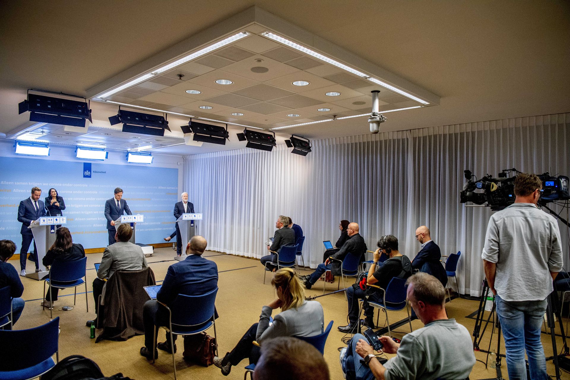 Opinie Weer een persconferentie? Doe dat nou maar eens radicaal