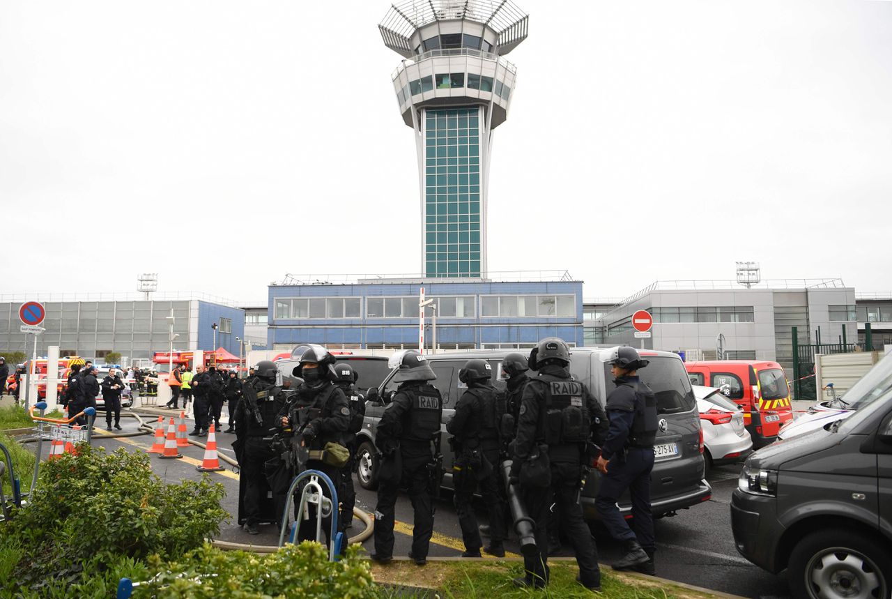 Man doodgeschoten op vliegveld bij Parijs 