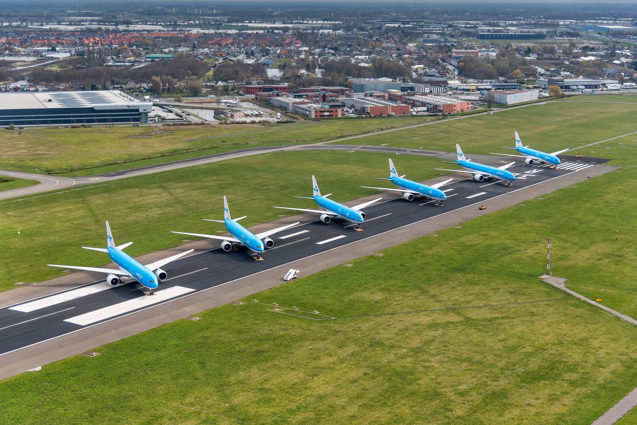 Luchtfoto van vliegtuigen van KLM, geparkeerd op de Aalsmeerbaan op Schiphol.