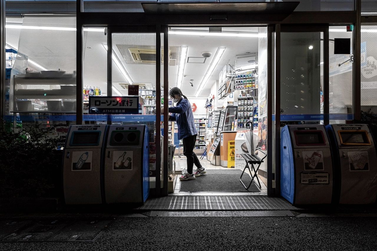 Japan telt zo’n 65.000 konbinis: kleine, lokale winkels met een gevarieerd assortiment, die dag en nacht geopend zijn.