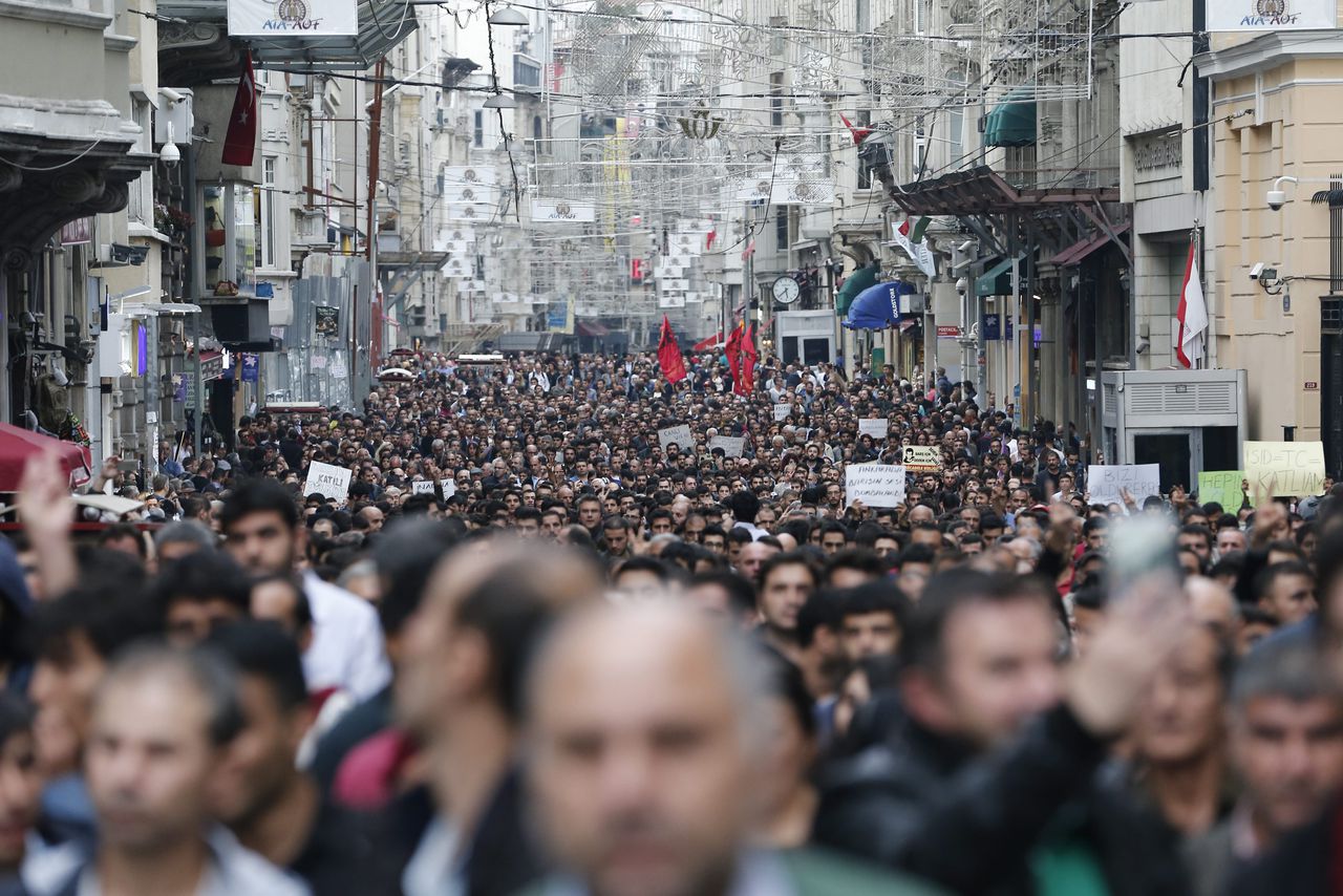 Een demonstratie tegen geweld in Istanboel, na de dodelijke aanslag vanmorgen in Ankara.