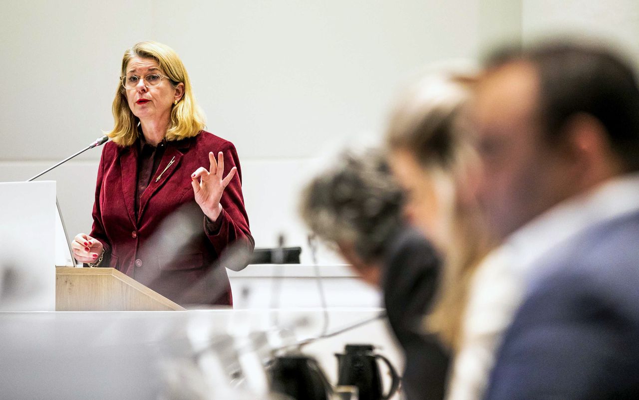 Burgemeester Pauline Krikke (VVD) tijdens het debat woensdag in de Haagse gemeenteraad over wat er misging tijdens oudjaarsnacht op Scheveningen.