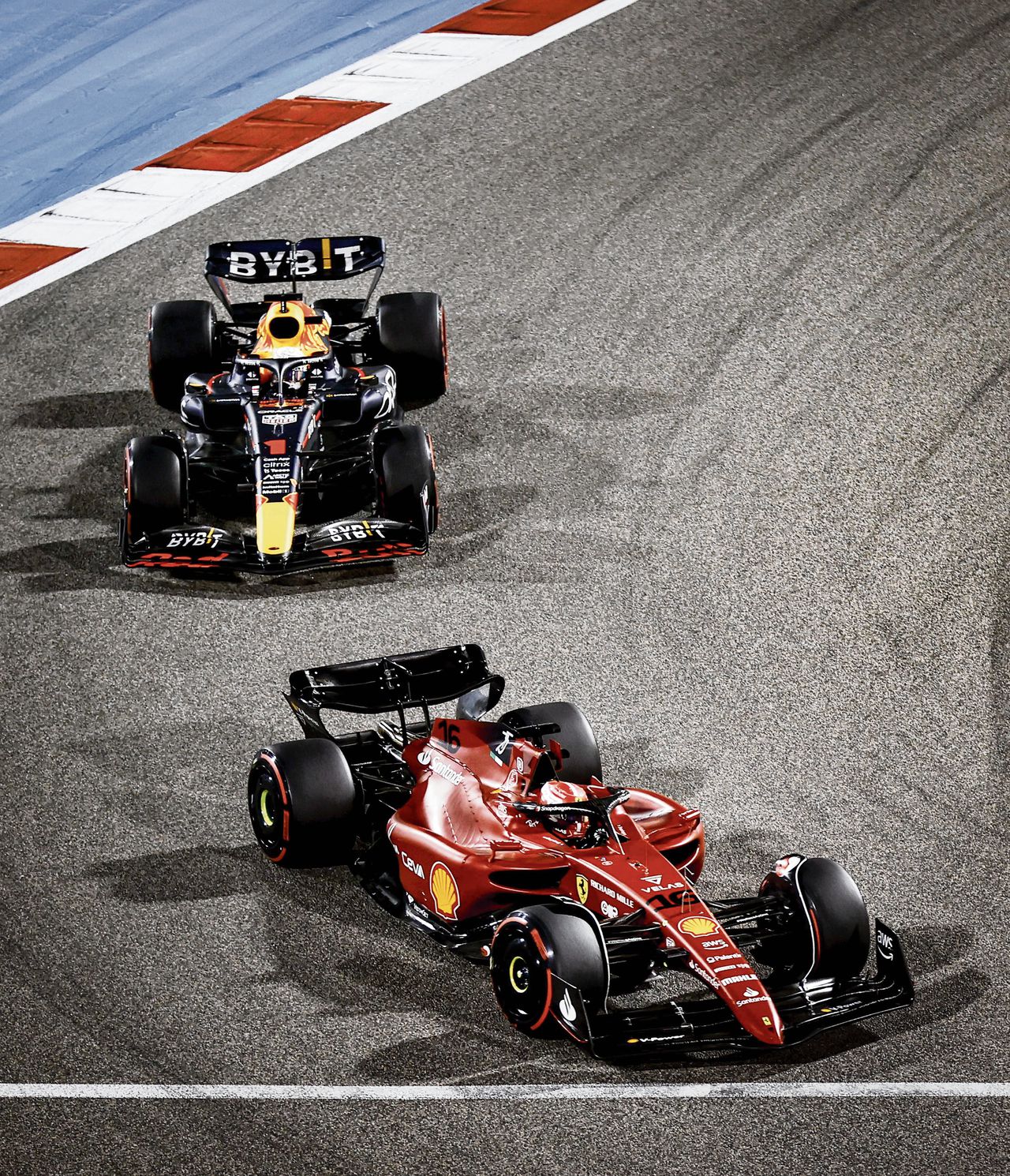 Dubbelslag Ferrari bij Grote Prijs van Bahrein, Verstappen valt uit 