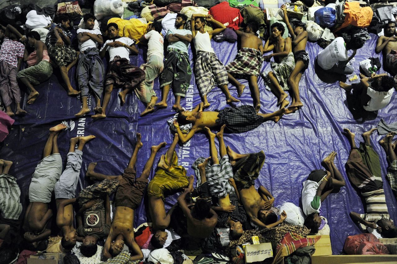 Een groep Rohingya vluhtelingen wordt opgevangen in een sporthal in