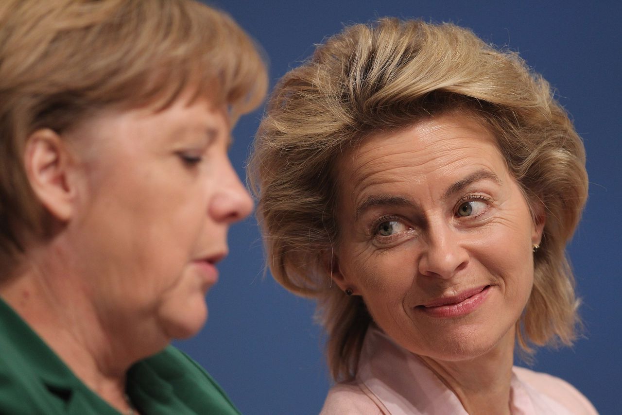 EU in handen van twee vrouwen die elkaar vertrouwen 