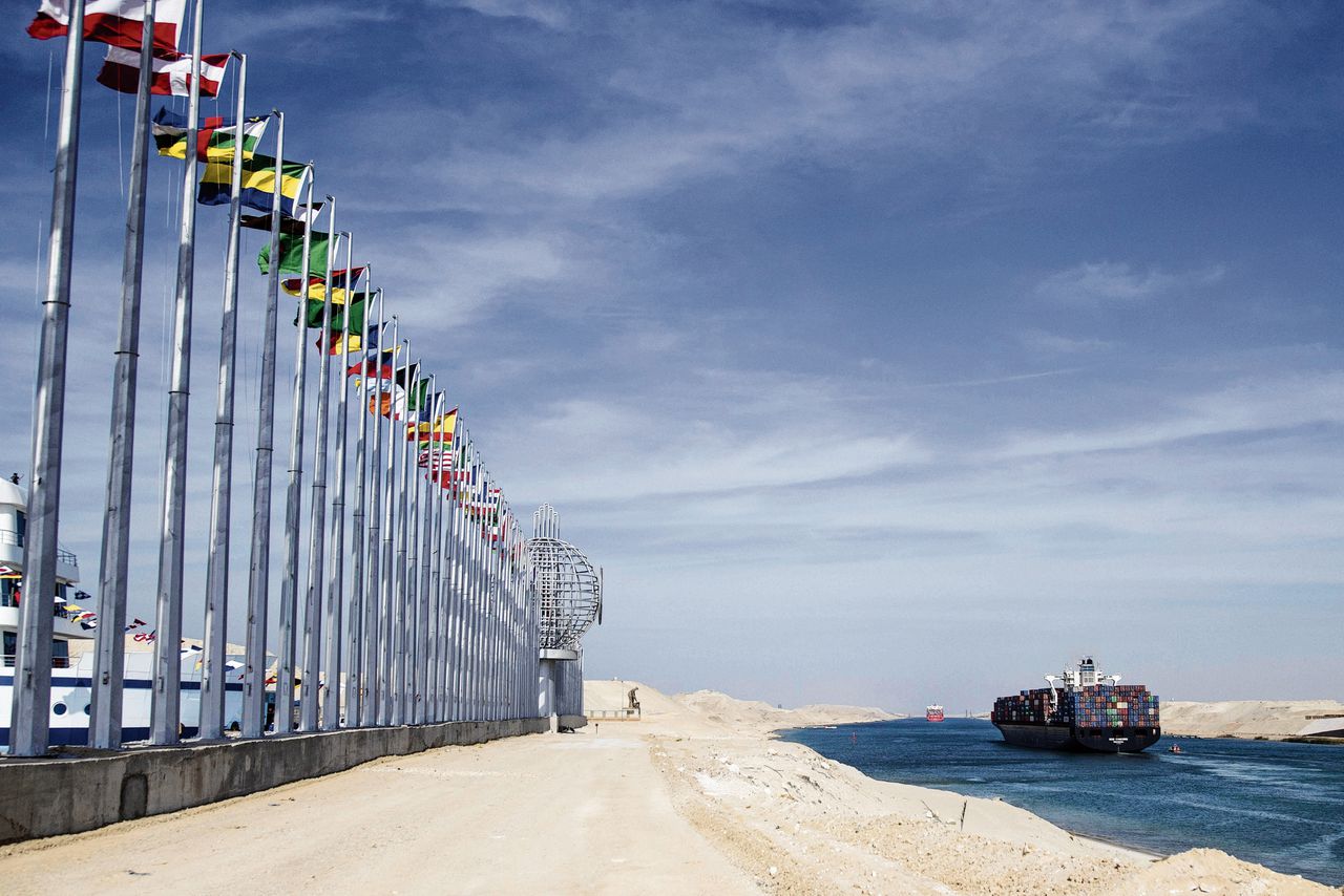 Het onder Liberiaanse vlag varende containerschip Rdo Concord in het Suezkanaal. De Deense vervoerder Maersk wil er investeren in groene bunkerfaciliteiten.