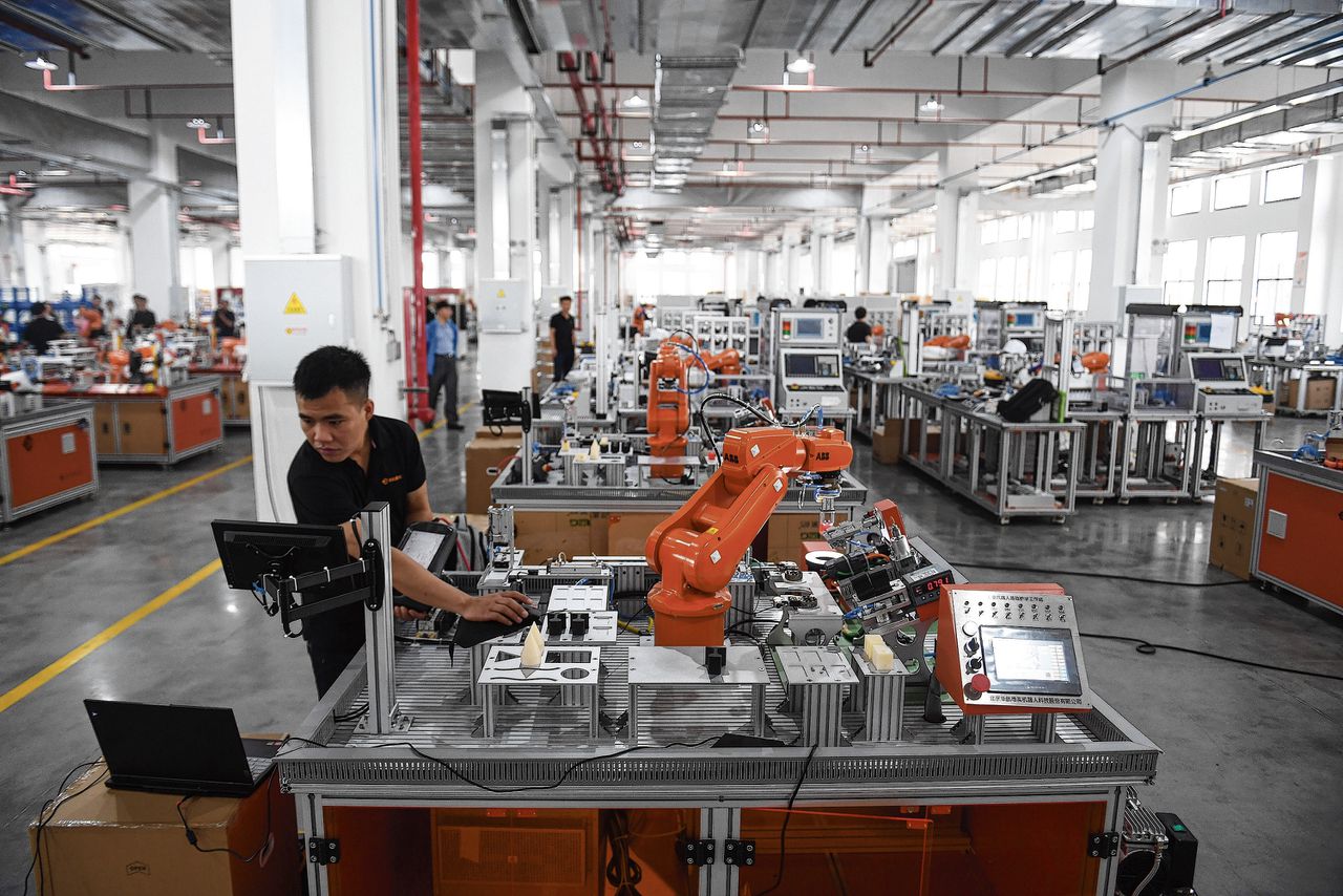 De werkvloer van een fabriek waar chips voor mobiele telefoons worden gemaakt in Jiashan, in de Chinese provincie Zhejiang.